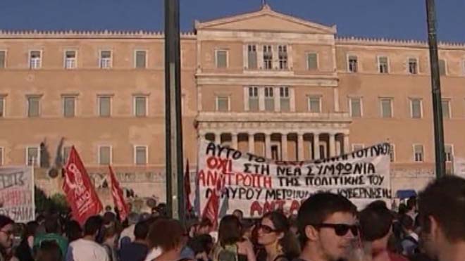 صدها تن در یونان نسبت به توافق اخیر با کشورهای حوزه یورو اعتراض کردند