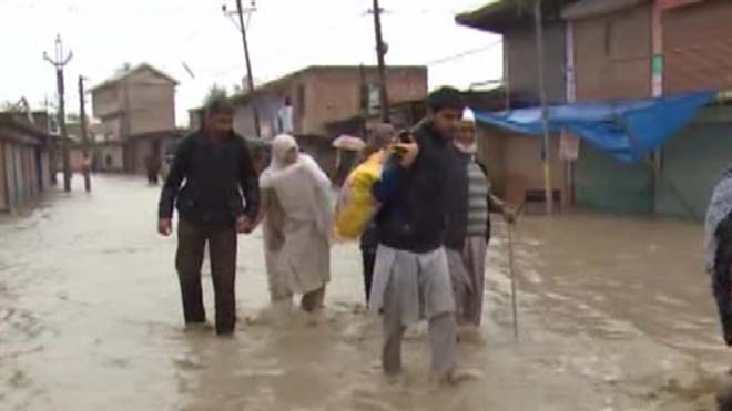 از اثر بارندگی های شدید در هند و پاکستان تاکنون بیش از سه صد تن جان باخته اند