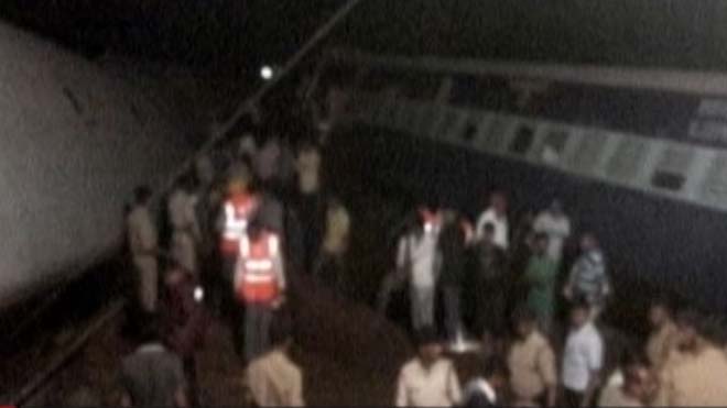 کشته شدن بیست تن در پی خارج شدن دو قطار از خط در هند