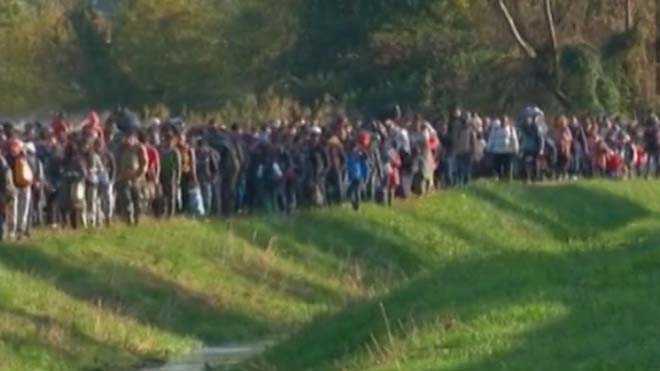 هزاران پناهجو در مرز سلوانیا بدون توجه به مقررات پلیس اتریش وارد این کشور شدند