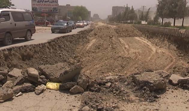 باشندگان کابل از عدم سرعت کار در اسفالت جاده های شهر شکایت می کنند