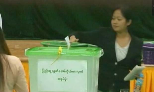 شهروندان برما پای صندوق های رای رفتند