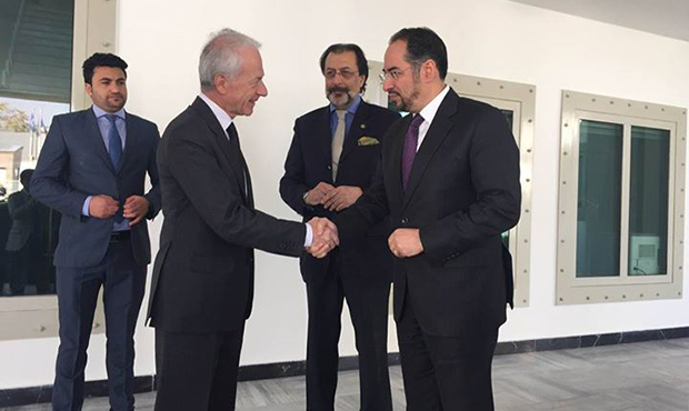 صلاح الدین ربانی وزیر خارجه کشور جهت غم شریکی به سفارت فرانسه در کابل رفت
