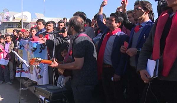 ده ها تن در کابل با اجرایی کنسرت خیابانی علیه افزایش بیکاری در کشور راهپیمایی کردند