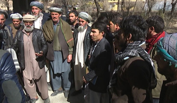 انتقاد خانواده های سربازان اسیر شده ارتش ملی در نزد طالبان از حکومت