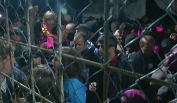 پلیس مقدونیه به ۴۰۰ پناهجو اجازه ورود به این کشور را داد