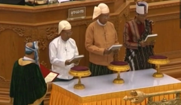 نخستین رییس جمهور غیرنظامی برما در برابر نمایندگان پارلمان سوگند وفاداری یاد کرد