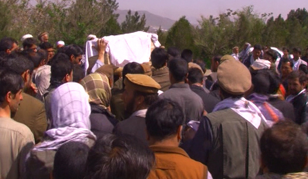 شماری از شهیدان حمله تروریستی روز گذشته در کابل به خاک سپرده شدند