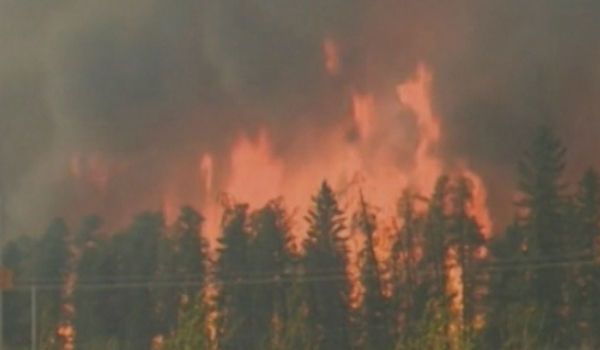 در نتیجه آتش سوزی در کانادا ۳۰ هزار تن مجبور به ترک خانه‎های شان شدند