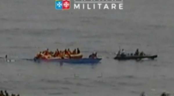کشتی های یونانی ۲۲ مهاجر را از غرق شدن در آب های مدیترانه نجات دادند