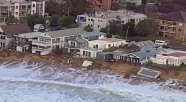 در اثر طوفان در سواحل شرقی استرالیا تاکنون سه تن جان باخته اند
