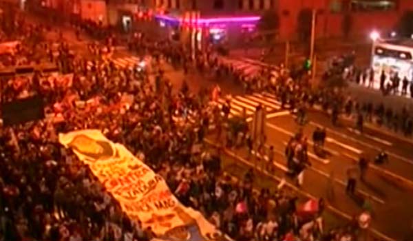 هزاران تن در پیرو برضد پیروزی احتمالی کیکو فوجیموری در انتخابات اعتراض کردند