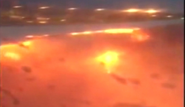 یک هواپیمای خطوط هوایی سنگاپور پس از فرود اضطراری دچار آتش سوزی شد