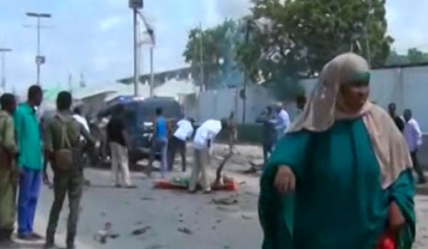 کشته شدن ۵ غیر نظامی در پی انفجار دو موتر بمب گذاری شده در موگادیشو