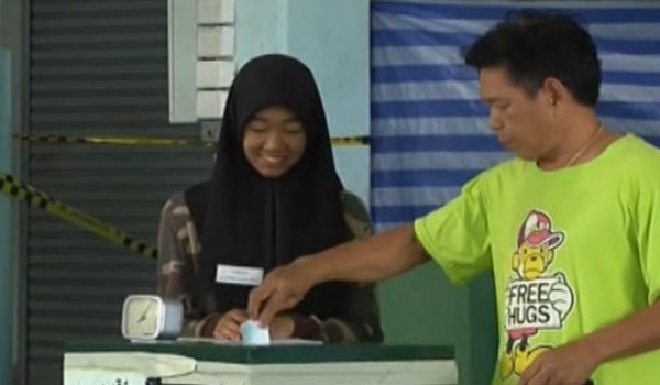 مردم تایلند در همه پرسی قانون اساسی جدید پای صندوق های رای رفتند