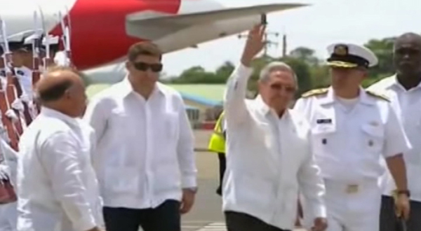 رییس جمهور کلمبیا و رهبر شورشیان فارک توافق‎نامه نهایی صلح را امضا می‎کنند