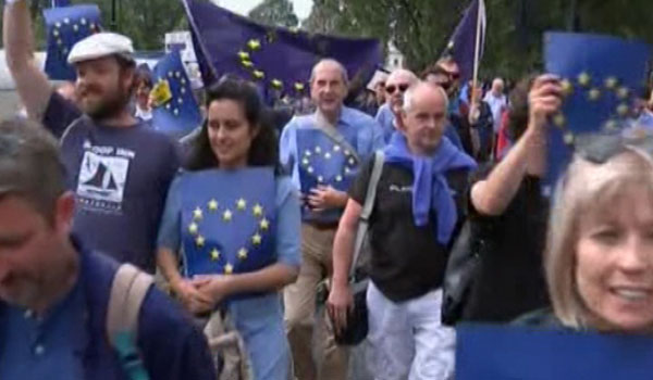 مخالفان خروج بریتانیا از اتحادیه اروپا دست به راهپیمایی زدند