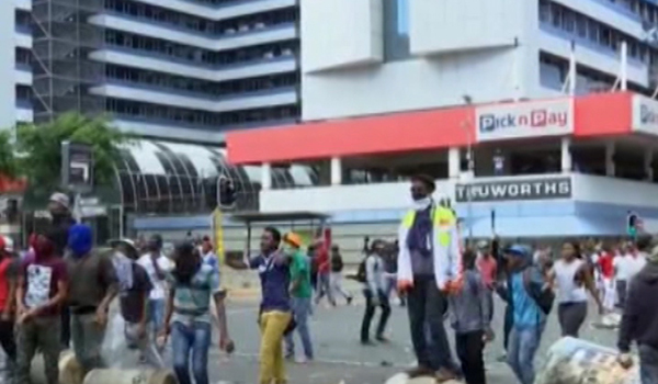 راهپیمایی دانشجویان در شهر ژوهانسبورگ، پایتخت افریقای جنوبی به خشونت کشیده شد