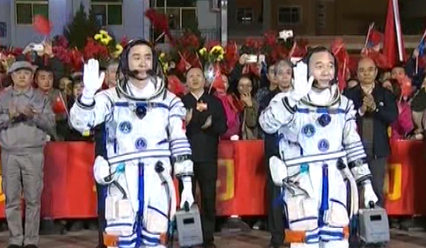 چین دو فضانور خود را به مدار زمین فرستاد