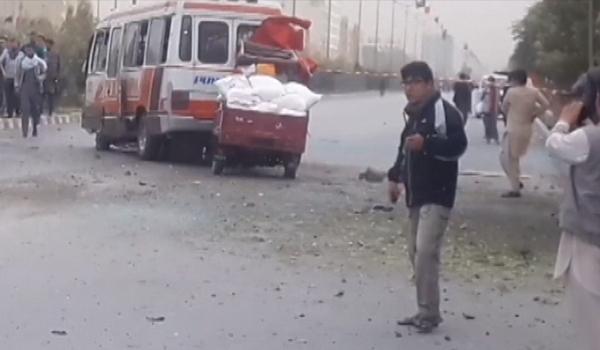 یک بس حامل کارمندان وزارت معدن در کابل هدف حمله انتحاری قرار گرفت