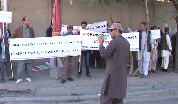 شماری از ترجمان ها در برابر سفارت کانادا در کابل راه‎پیمایی کردند