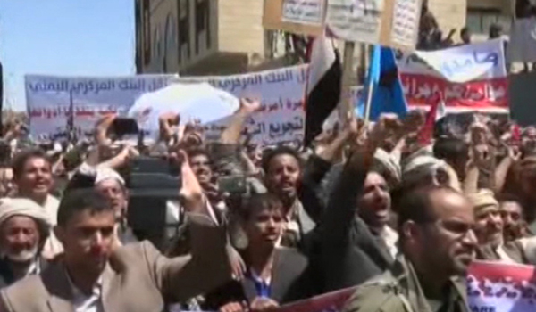 هزاران تن در یمن علیه حمله هوایی عربستان سعودی بریک مراسم عزاداری تظاهرا کردند