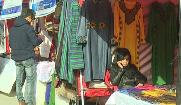 نمایشگاه بازار روز و فراروده‎‌های زنان متشبث در کابل افتتاح شد