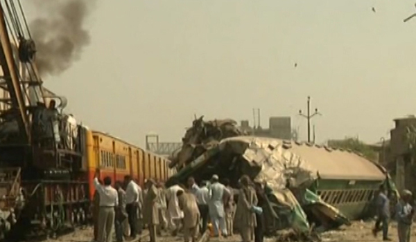 هفده تن درپی برخورد دو قطار مسافربری در شهر کراچی پاکستان کشته شدند
