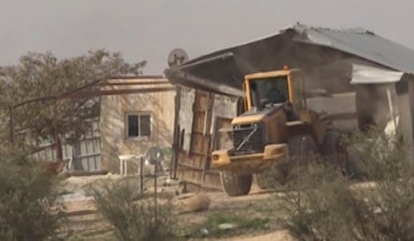 رژیم اسراییل چندین خانه فلسطینی‎ها را در روستای ام الحیران تخریب کرد