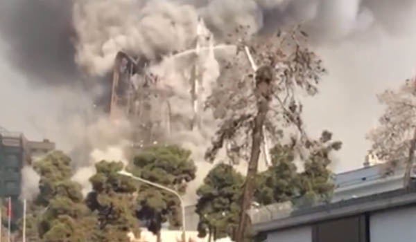 در پی آتش سوزی، ساختمان پلاسکو در تهران فرو ریخت
