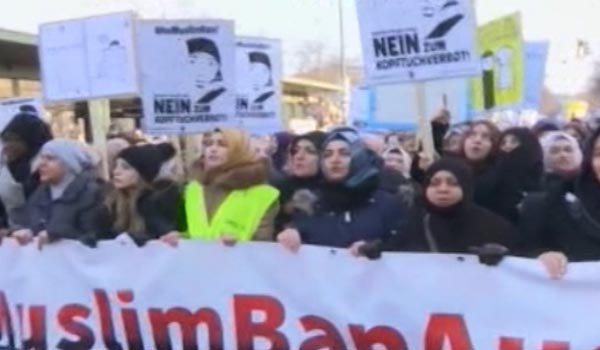 هزاران تن در شهر وین پایتخت اتریش در برابر ممنوع کردن روبند راهپیمایی کردند