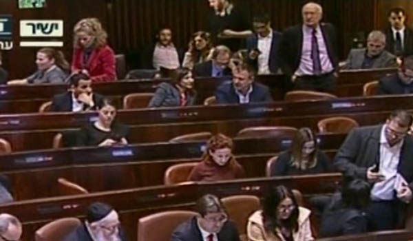 کمیته قانون گذاری کابینه رژیم اسراییل قانون منع پخش آذان از مساجد را تصویب کرد