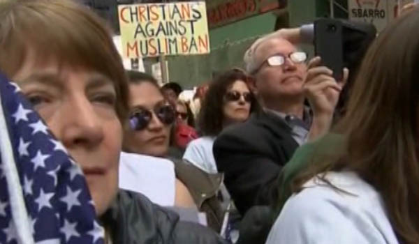 هزاران تن از باشندگان نیویورک به حمایت از مسلمانان تظاهرات کردند