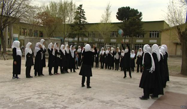 دانش آموزان دختر در غزنی خواهان تغییر رنگ لباس مکتب های دولتی شدند
