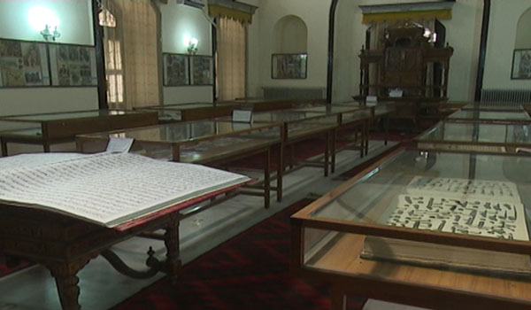 قرآن خطی که با آب طلا نوشته شده است به آرشیف ملی تسلیم داده شد