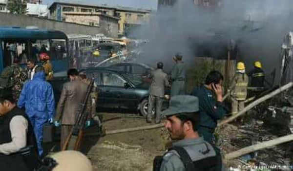 پنج تن در نتیجه یک حمله انتحاری در مقابل دروازه اداره امور شهید شدند