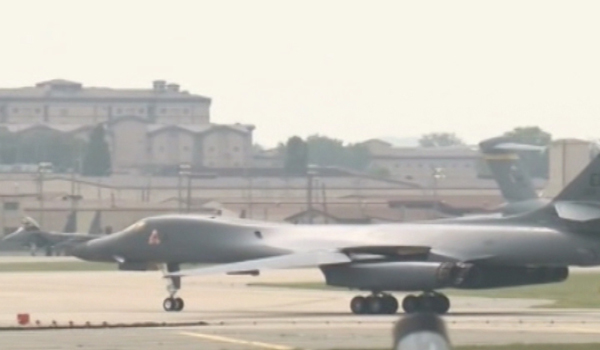 پرواز هواپیماهای بمب افگن آمریکا بر فراز منطقه مورد مناقشه دریای جنوبی چین