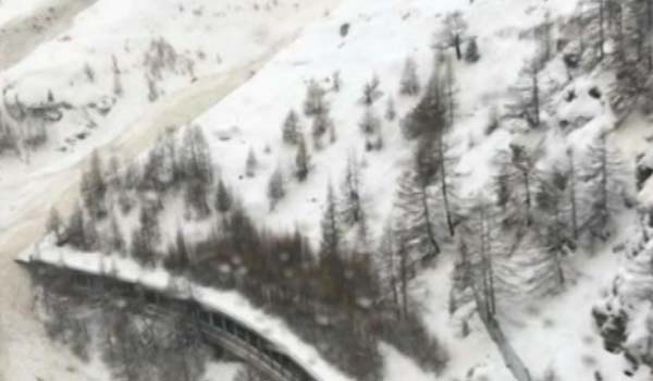 برف باری های شدید در کوه های آلپ هزاران گردشگر را با مشکل مواجه کرده است