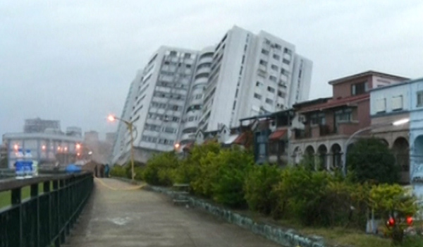 ده ها ساختمان در اثر زمین لرزه در شهر هو آلین تایوان فروریخته است