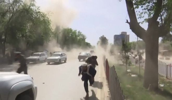 در دو حمله انتحاری در کابل، به شمول نه خبرنگار بیست و نه تن شهید شدند