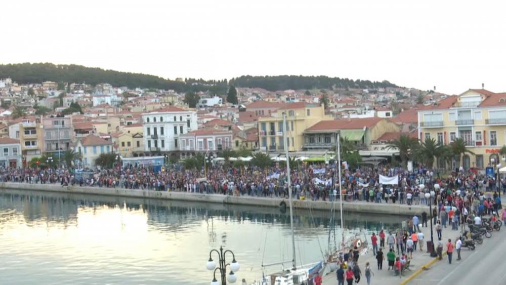 معترضان در جزیره لسبوس یونان علیه سیاست های مهاجرتی اتحادیه اروپا راهپیمایی کردند