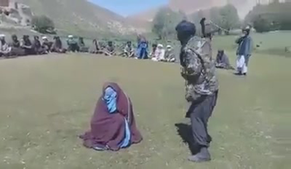 طالبان یک زن را در ولسوالی شهرک غور در برابر دید مردم شلاق زدند