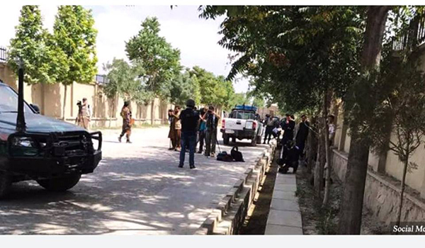 پنج تن در یک حمله انتحاری در ورودی وزارت احیا و انکشاف دهات شهید شدند