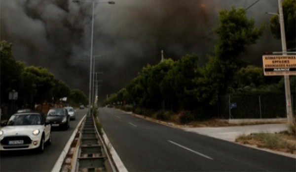 بیش از پنجاه تن در نتیجه آتش سوزی در حومه شهر آتن پایتخت یونان جان باختند