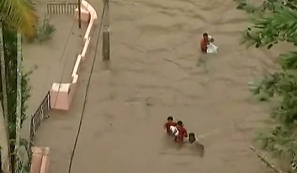 جان باختن سی تن در پی سرازیر شدن سیلاب در هند