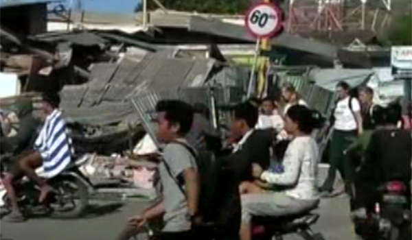 دست کم یکصد و چهل تن در پی زلزله در اندونیزیا جان باختند