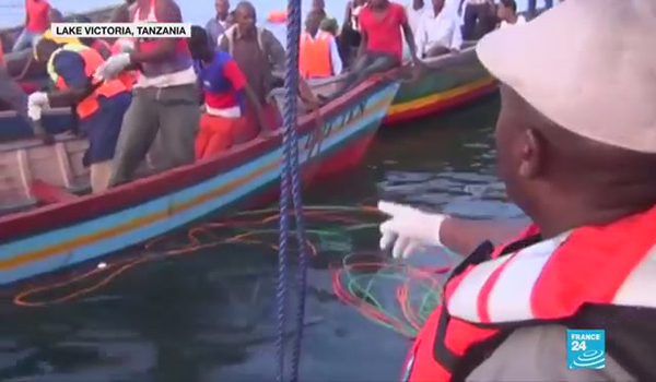 در پی غرق شدن یک کشتی در تانزانیا دست‌کم صد تن جان باختند
