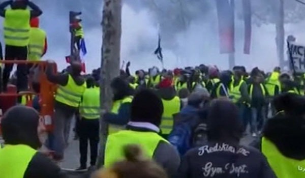 رییس جمهور فرانسه عملکرد معترضان در مقابل پلیس را شرم آور خواند