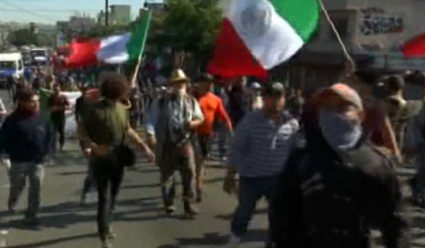 صدها تن از ساکنان شهر مرزی تیخوانا در مکسیکو به تجمع پناهجویان در این شهر اعتراض کردند
