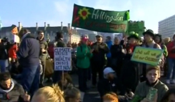 هزاران تن از فعالان محیط زیست در اعتراض به وضعیت تغییرات اقلیمی در لندن تجمع کردند